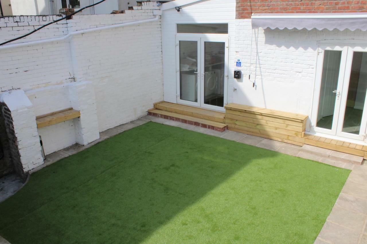 Backpackers Blackpool Hotel & Suites Екстериор снимка